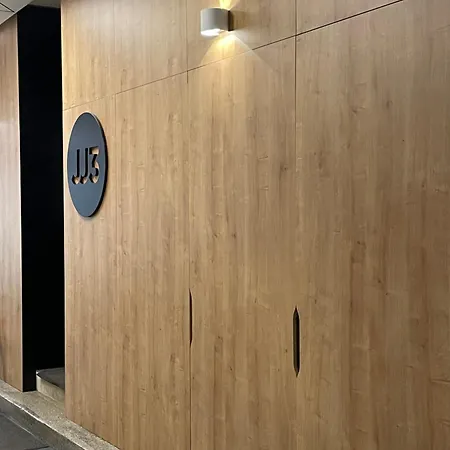 Parkside Designer Duplex Free Parking Апартаменты *